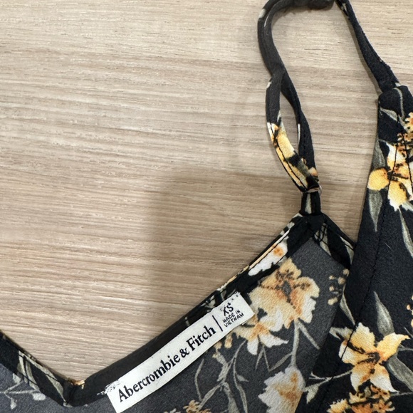 A&F 90s Voopneck Cami Tank - Picture 4 of 4